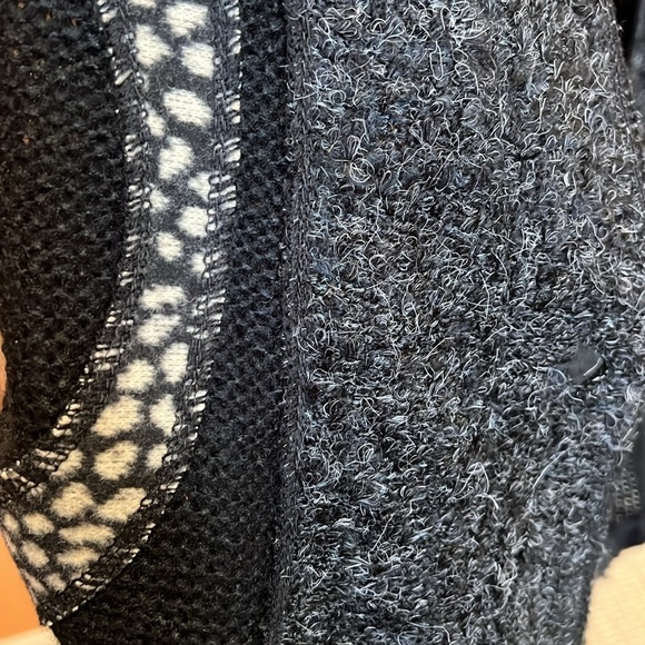 Textured Sweater with patch detailed shawl size medium - Picture 11 of 11